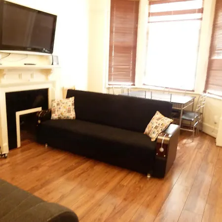 Beautiful Family Apartment Barons Court